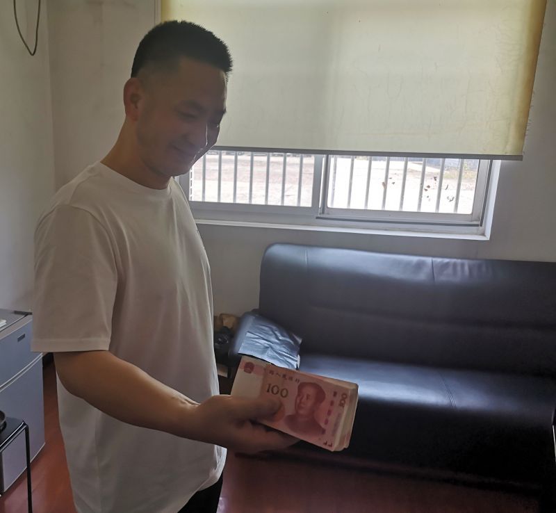 點(diǎn)贊！拾金不昧好的哥 萬(wàn)元現(xiàn)金物歸原主